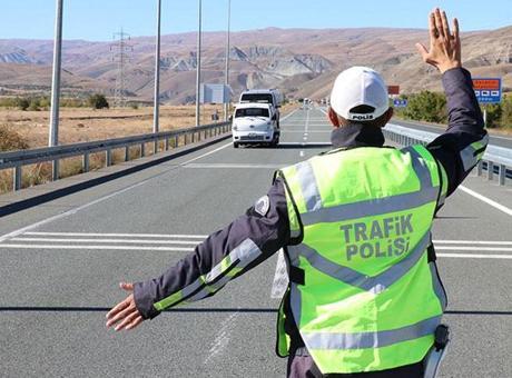 Bakan Yerlikaya: 498 bin 666 araca-sürücüye işlem yapıldı