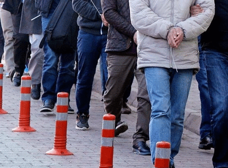 Bakan Yerlikaya duyurdu: Göçmen kaçakçılarına operasyon