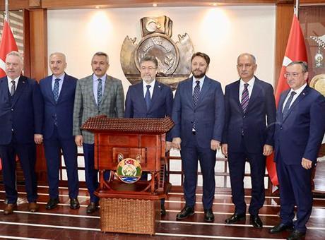 Bakan Yumaklı, Rize’de ziyaretlerde bulundu