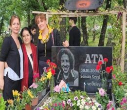Balıkesir’de mezarı başında anıldı! Geçen yıl bıçaklanarak öldürülmüştü! Törene Minguzzi’nin annesi de katıldı