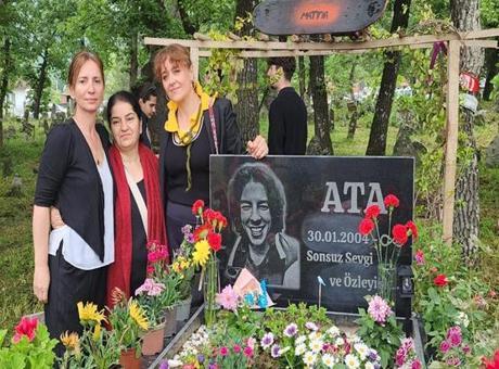 Balıkesir’de mezarı başında anıldı! Geçen yıl bıçaklanarak öldürülmüştü! Törene Minguzzi’nin annesi de katıldı
