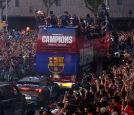 Barcelonalı futbolcular taraftarıyla buluştu