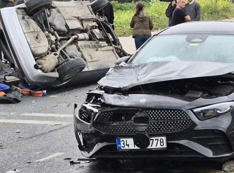 Beylikdüzü’nde feci kaza! Önce ters şeride daldı, ardından 2 araca çarptı