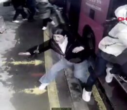 Beylikdüzü’nde iki metrobüs çarpıştı: O anlar kamerada