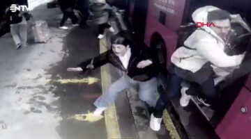 Beylikdüzü’nde iki metrobüs çarpıştı: O anlar kamerada