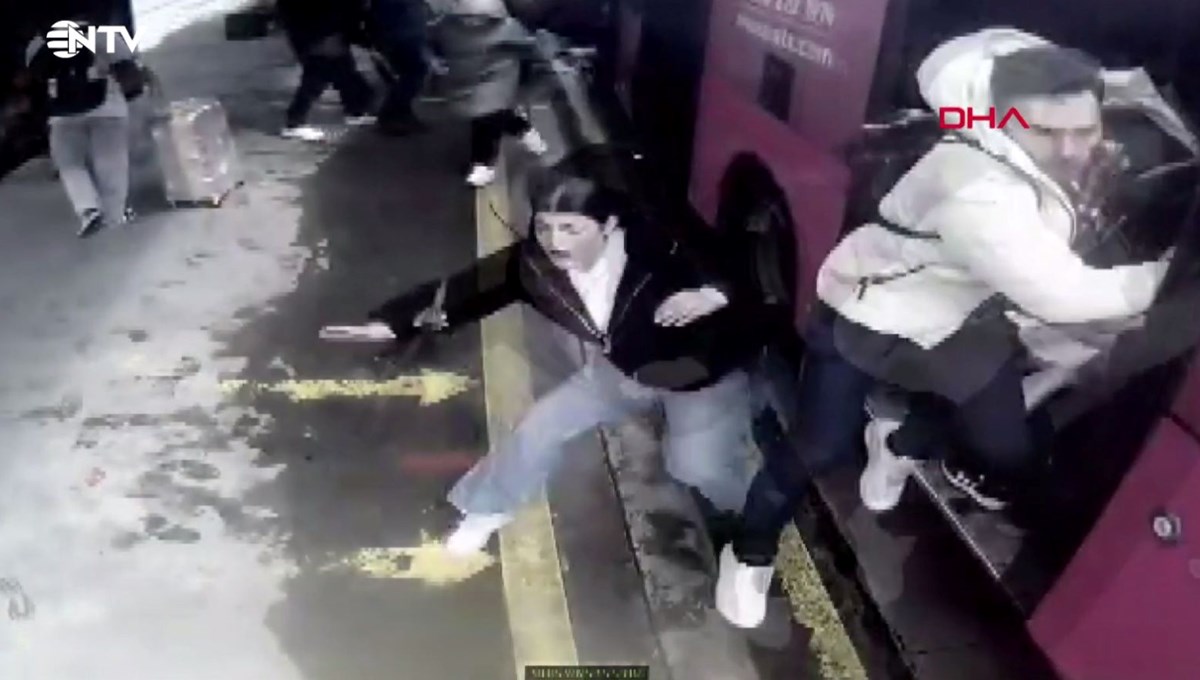 Beylikdüzü’nde iki metrobüs çarpıştı: O anlar kamerada
