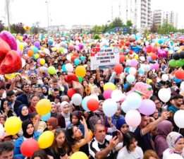 Binlerce kişi kanseri yenen Ali Asaf için balon uçurdu