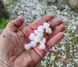 Bir anda dolu bastırdı kazayı da beraberinde getirdi