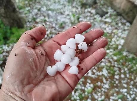 Bir anda dolu bastırdı kazayı da beraberinde getirdi