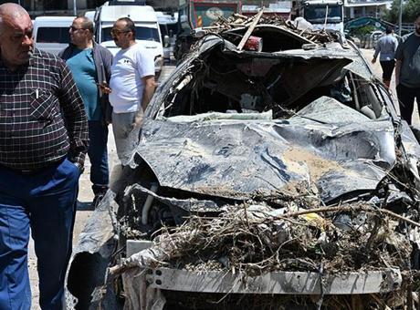Bir kent kabusu yaşadı! 8 aracı yuttu, hepsi hurdaya döndü