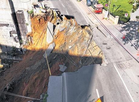 Bir yandan sallanıyor bir yandan çöküyoruz