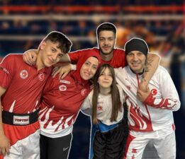 Bu ailede ringe çıkmayan yok: Anne baba 3 çocuğuyla ringlerin tozunu attırıyor
