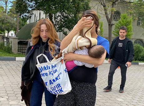 Bu sefer kaçamadı! Kucağında bebeğiyle yakalandı