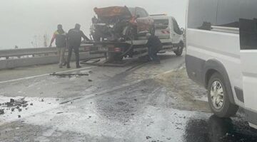 Bursa’da işçi servis minibüsü ile otomobil çarpıştı: 2’si ağır, 12 yaralı