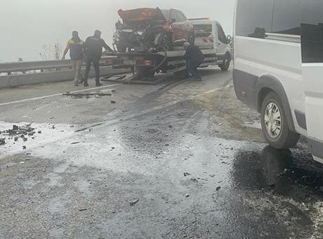 Bursa’da işçi servis minibüsü ile otomobil çarpıştı: 2’si ağır, 12 yaralı