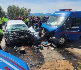 Bursa’da otomobil ile jandarma minibüsü çarpıştı: 1 ölü, 2 yaralı