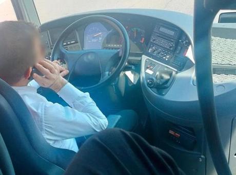 Cep telefonu ile konuşan otobüs şoförüne büyük şok!
