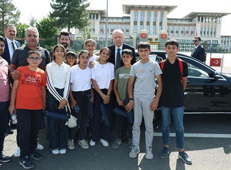 Cumhurbaşkanı Erdoğan Adıyamanlı çocuklarla bir araya geldi