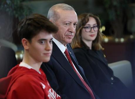 Cumhurbaşkanı Erdoğan, gençler ve milli sporcularla bir araya geldi