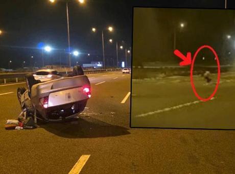 Dehşet anları! Küçük çocuk taklalar atan otomobilden yola savruldu