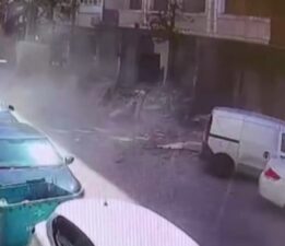 Deprem sırasında balkon çöktü