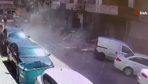 Deprem sırasında balkon çöktü