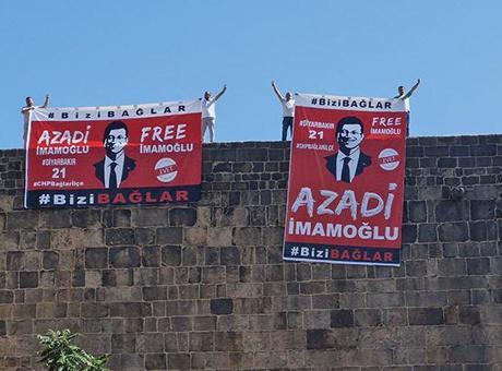 Diyarbakır’da surlara asılan ‘İmamoğlu’ pankartlarına polis müdahalesi