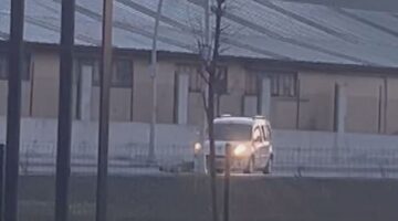 Drift atarken arkadaşını kapıdan fırlattı
