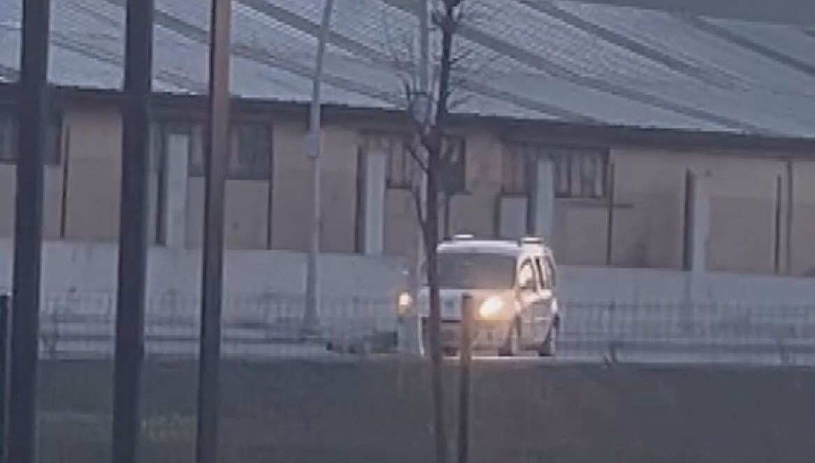 Drift atarken arkadaşını kapıdan fırlattı