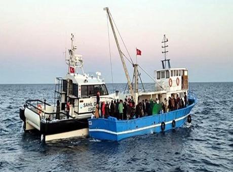 Ekipler balıkçı teknesinde gördüklerine inanamadı! Tam 92 kaçak göçmen