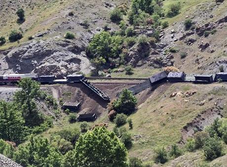 Elazığ’da tren kazası! 5 vagon raydan çıktı
