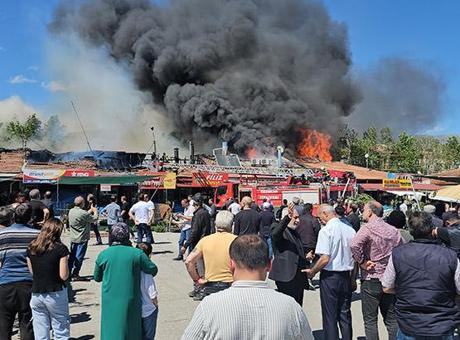 Erzincan’da sıralı dükkanların çatısında yangın