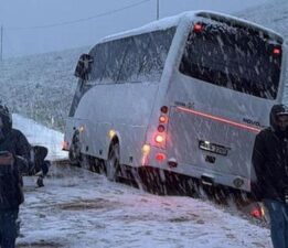Erzurum’a kar yağdı! Trabzonspor taraftarlarını taşıyan otobüs yoldan çıktı