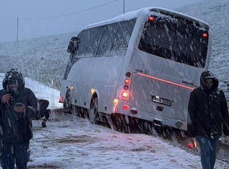 Erzurum’a kar yağdı! Trabzonspor taraftarlarını taşıyan otobüs yoldan çıktı
