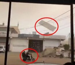 Fırtınada uçan levha tellere çarpıp yön değiştirdi! Motosikletteki 2 kişi ölümden döndü