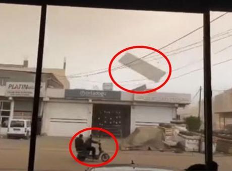 Fırtınada uçan levha tellere çarpıp yön değiştirdi! Motosikletteki 2 kişi ölümden döndü