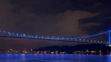 FSM Köprüsü maviye büründü