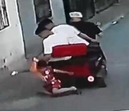 Galatasaray formalı çocuğu sürüklediler! Şoke eden savunma