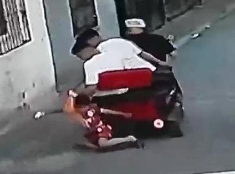 Galatasaray formalı çocuğu sürüklediler! Şoke eden savunma