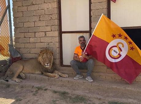 Galatasaraylı taraftar, şampiyonluğu aslanlarıyla kutladı