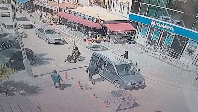 Genç kadını sürükleyerek kaçırmaya çalıştılar