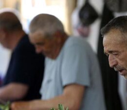 Günlük ortalama kazanç: 2 bin 500 TL! Eli hızlı 20 erkek’ ekip kurdu, her sene buraya geliyor
