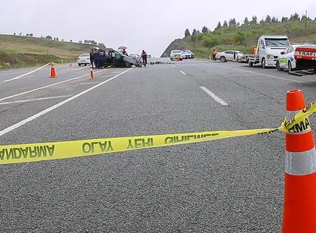 Hafif ticari araç ile otomobil çarpıştı! Ölü ve yaralılar var