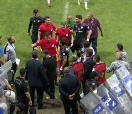 Hakem yaralandı maç yarıda kaldı