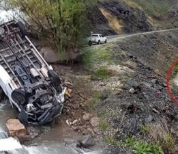 Hakkari’de işçileri taşıyan minibüs dereye devrildi! 2 ölü, 3 yaralı