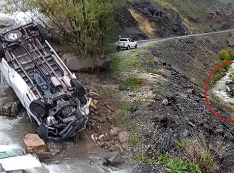 Hakkari’de işçileri taşıyan minibüs dereye devrildi! 2 ölü, 3 yaralı