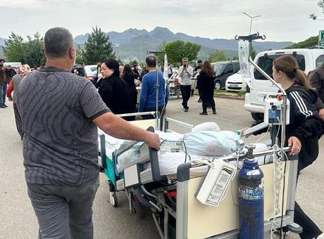 Hastanede korku dolu anlar! Yoğun duman nedeniyle hastalar tahliye edildi