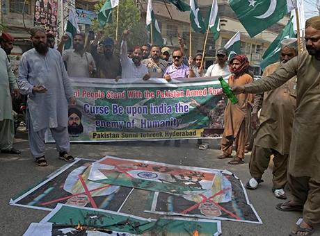 Hindistan ordusu: Pakistan dün gece sınır hattı boyunca topçu ateşini sürdürdü