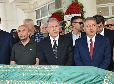 Hulusi Akar’ın kayınvalidesi Türkan Samur, son yolculuğuna uğurlandı