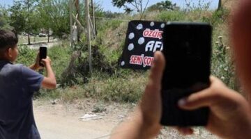 İlçede gizemli afiş! ‘Kesinlikle bunu yapan kişi eşini çok üzmüş’